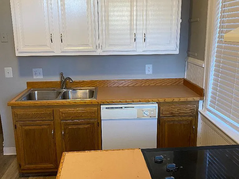 Kitchen with dishwasher