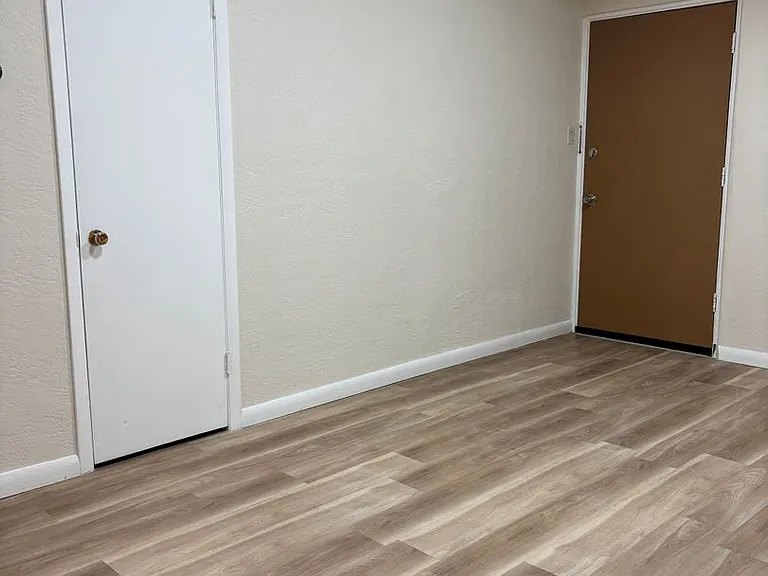 quiet triplex Near UNM's medical/law campus — Photo 21