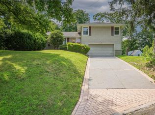 19 Compass Ct, Huntington, NY 11743