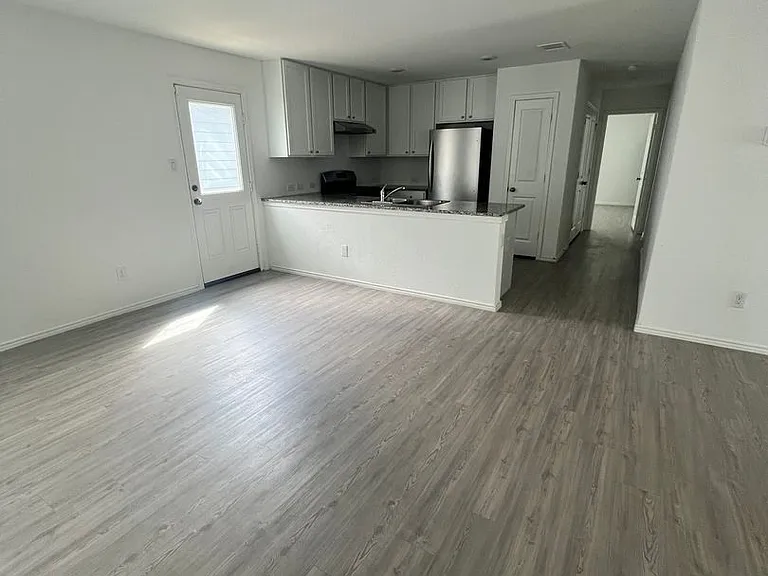 2822 Millikan Dr — Photo 2