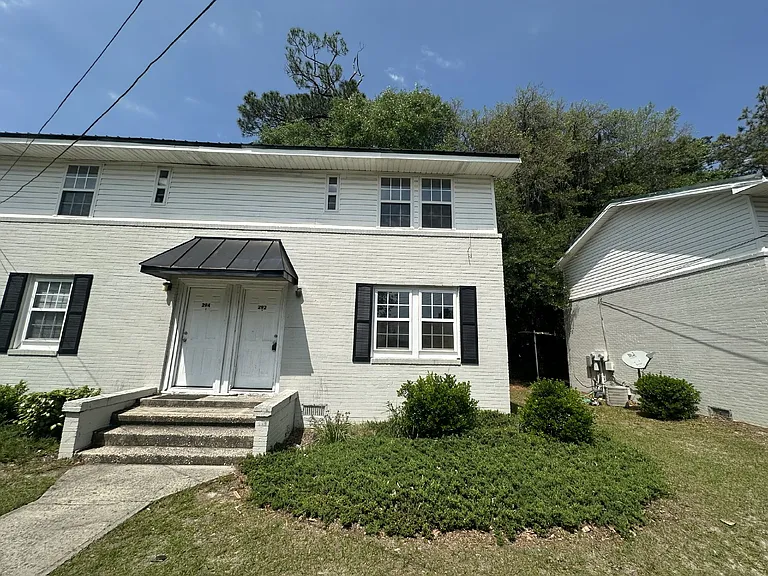 292 Pleasant St — Photo 1