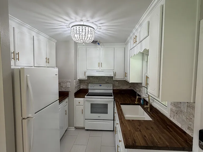 156 N Richmond St — Photo 5
