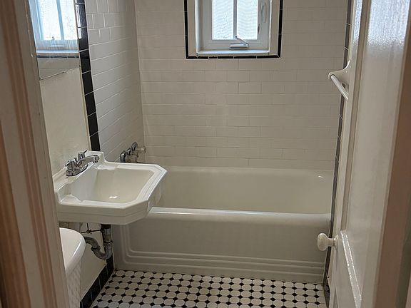 4th image of 727 Almeria Ave