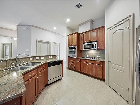 Spacious kitchen and a large pantry!