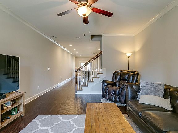 4th image of 1489 Channing Dr