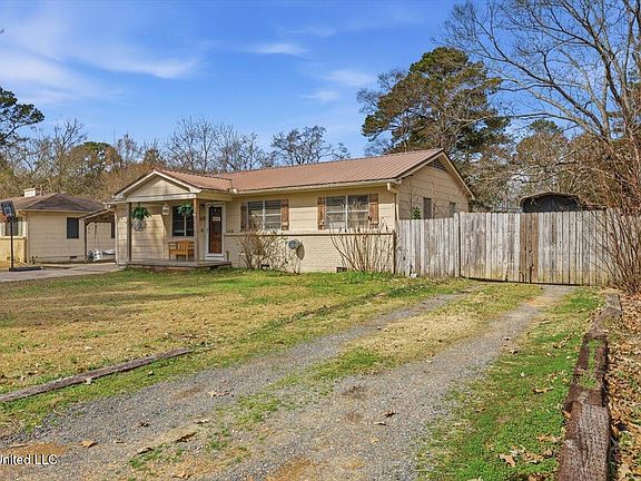 3rd image of 305 Lionel Rd