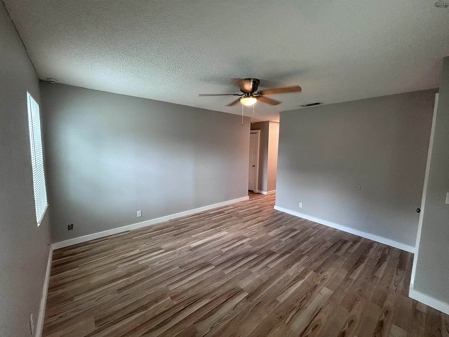 3 bed, 1.0 bath, 967 sqft, $1,200 — Photo 3