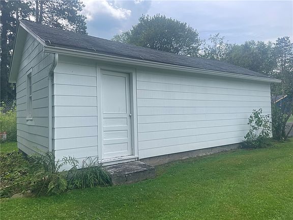 3rd image of 15 Edgewood Dr