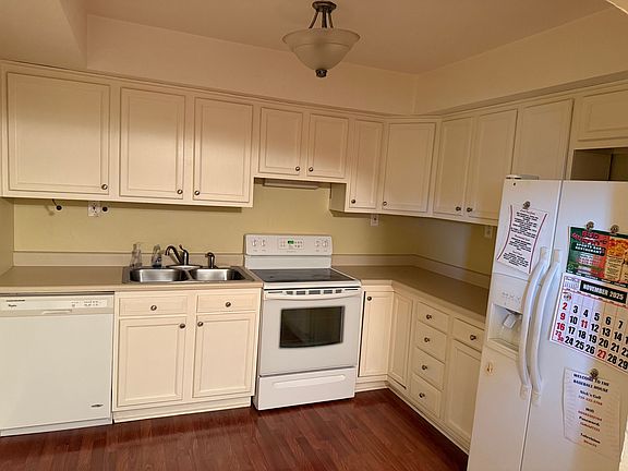3rd image of 749 Vanderbilt Rd