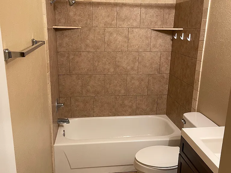 424 Lochridge Dr — Photo 7