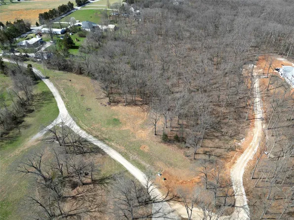 105 Hillcrest Woods Ln, Troy, MO 63379