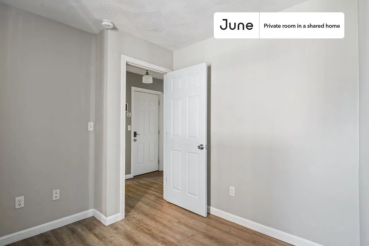 Queen bedroom in 3 bed/1 bath home in North End #473 B — Photo 4