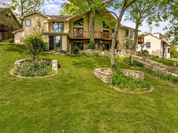 219 NW Locust St, Lees Summit, MO 64064