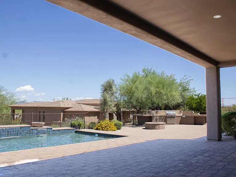 Outdoor Fire Pit & Entertaining Area-