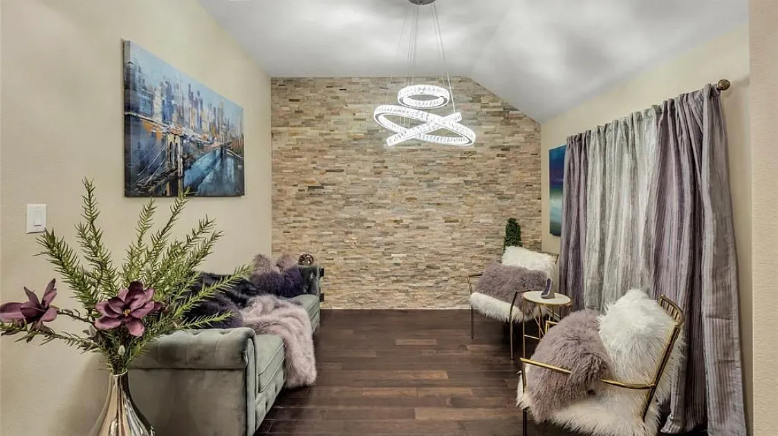 1410 Majestic Meadows Dr — Photo 3