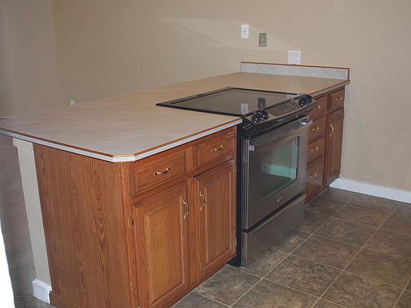 Electric Range and Breakfast Bar