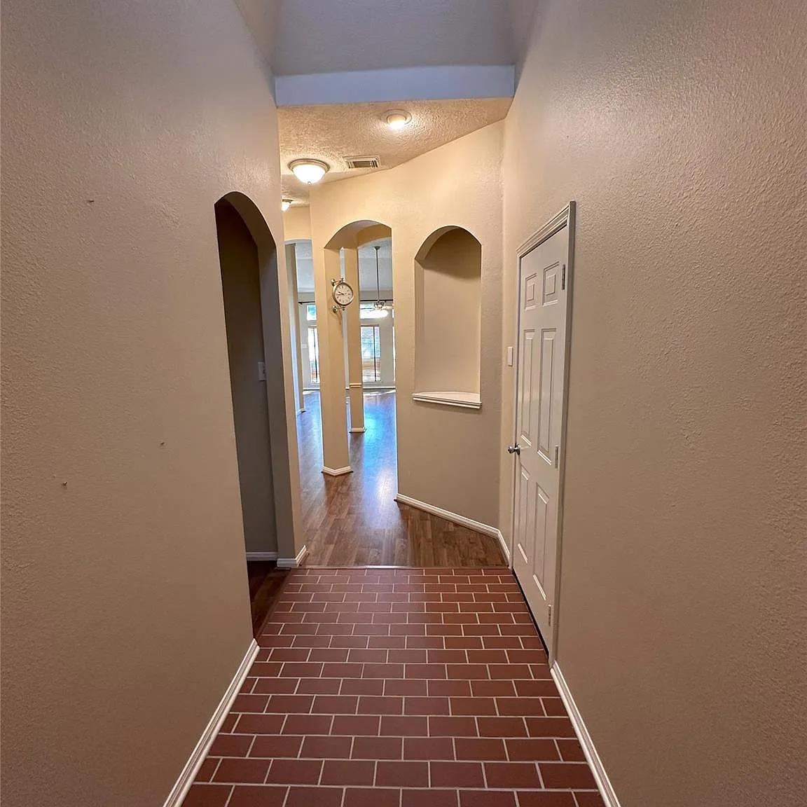 3 bed, 2.0 bath, 1986 sqft, $2,450 — Photo 4