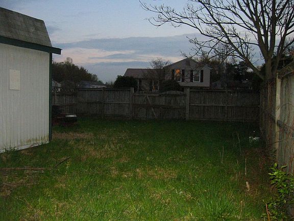 side yard - 8ft fence