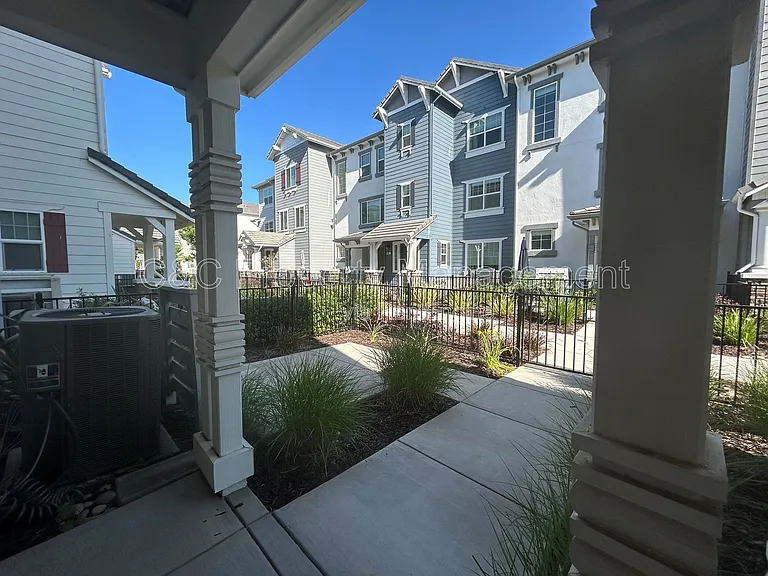 360 Pear Tree Ter #E — Photo 3
