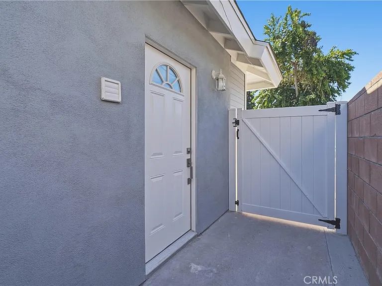 19835 Blythe St — Photo 12