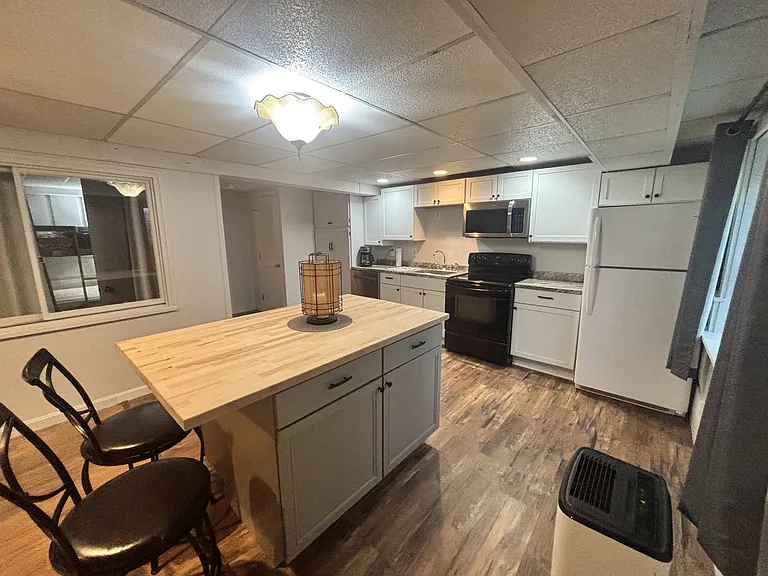 In Law: Full Kitchen, with Island seating