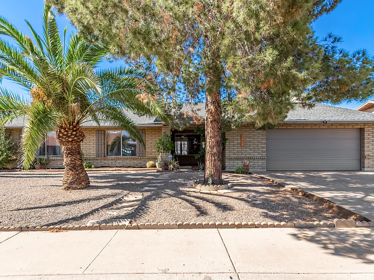 1010 E Wescott Dr — Photo 2