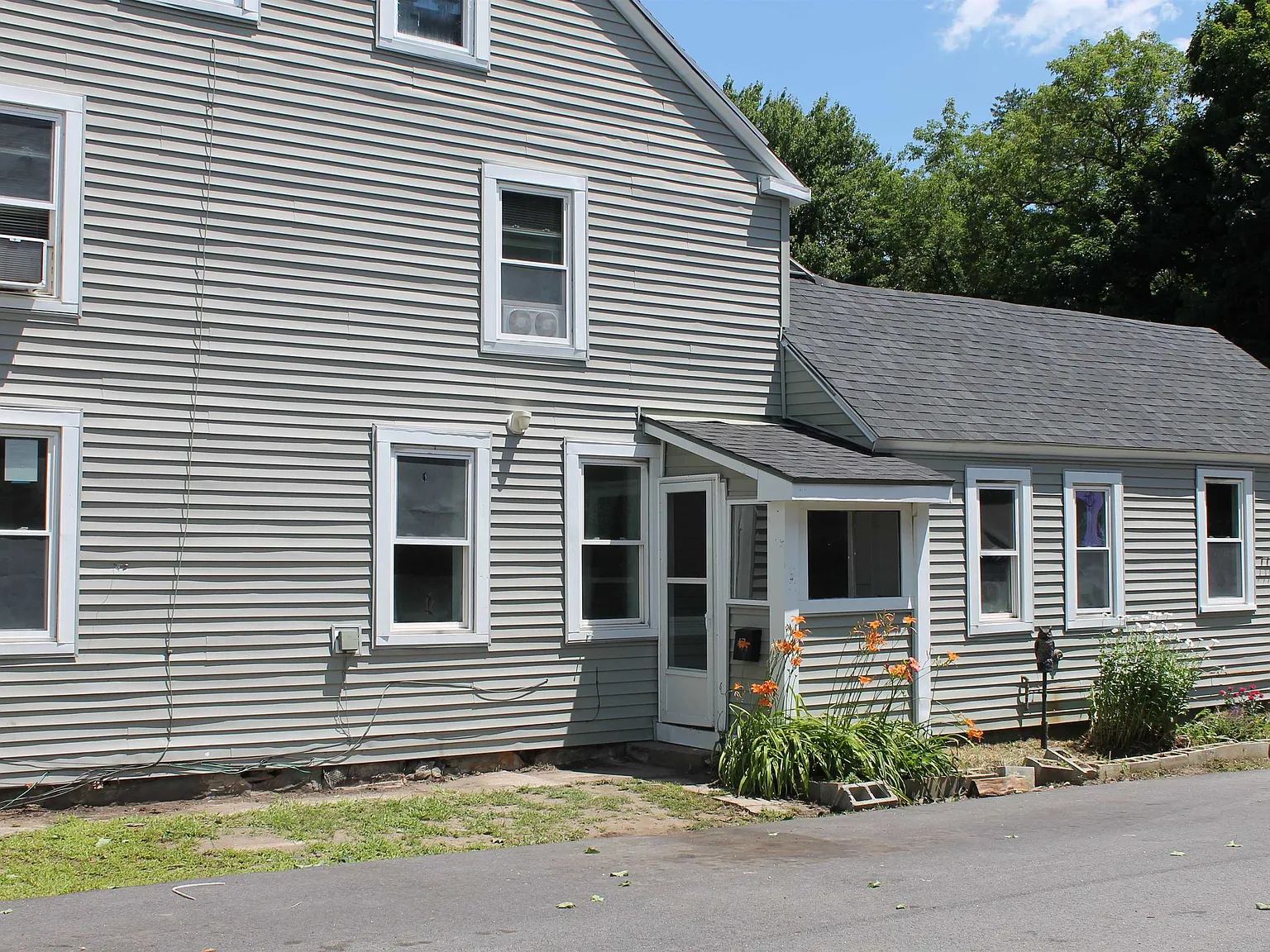 3 bed, 1.0 bath, 800 sqft, $2,000 — Photo 2