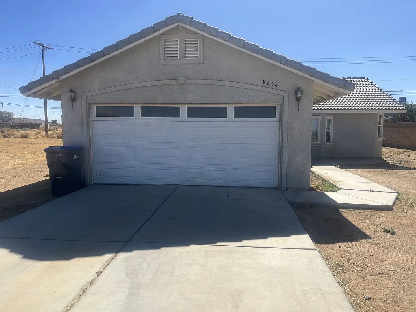 Spacious 3 Bedroom 2 Bathroom Home in CA City! — Photo 2
