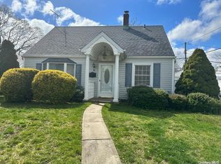 16 Ranch Ln, Levittown, NY 11756