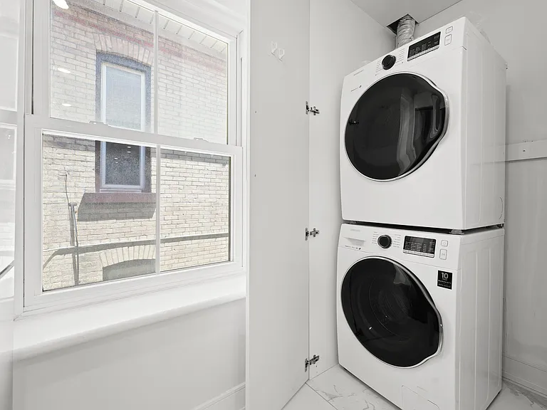 35 Wellington St #2L — Photo 8