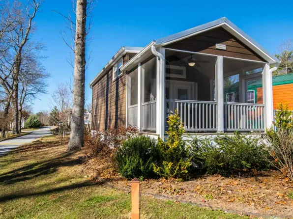 66 Empire Ln, Flat Rock, NC 28731