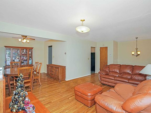 3rd image of 212 Wellesley St