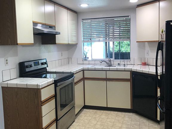 3rd image of 1631 Thorncrest Dr