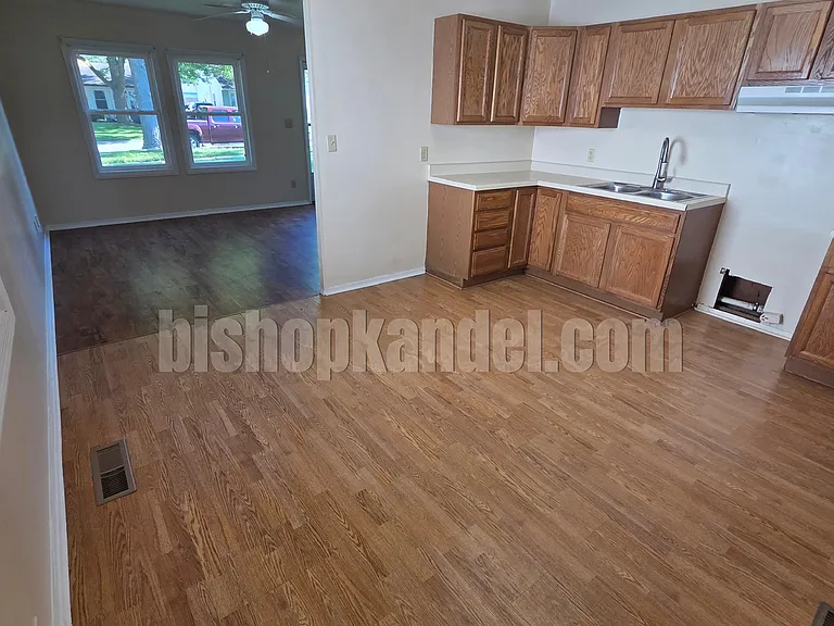 1123 Brenda Ct — Photo 4