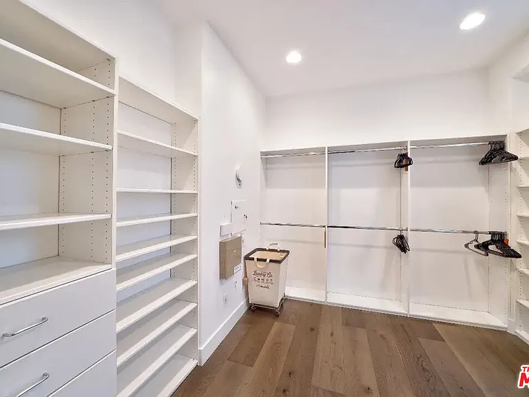 23935 De Ville Way — Photo 17