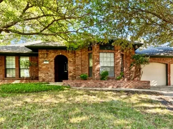 901 Clemson Ct, Arlington, TX 76012