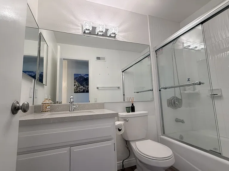 20120 Runnymede St #15 — Photo 8
