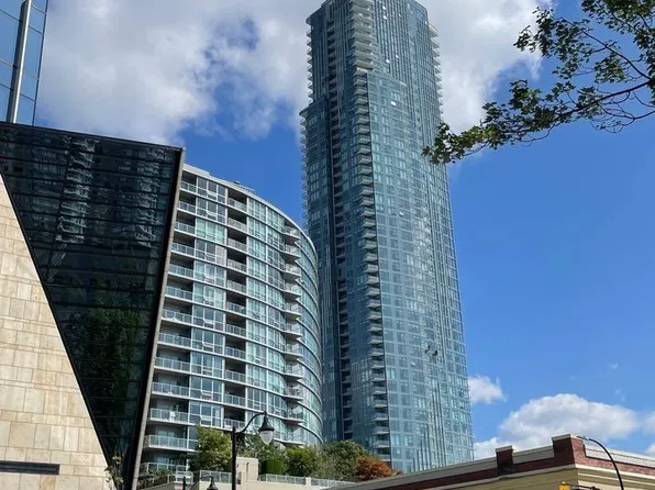 680 Quayside Dr #2104, New Westminster, BC V3M 6Z6