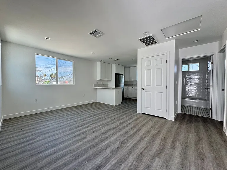 All New Large Home like ADU in the Leimert Park area — Photo 5