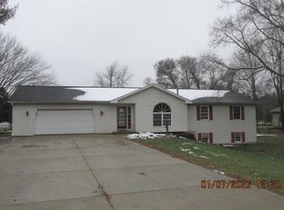 676 N 10th St, Plainwell, MI 49080