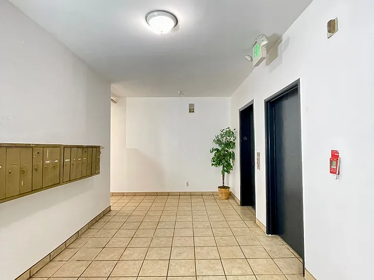 1816 N Gramercy Pl — Photo 14