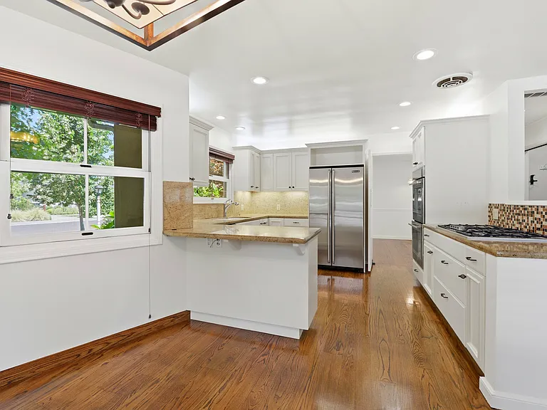 1825 White Oak Dr — Photo 11