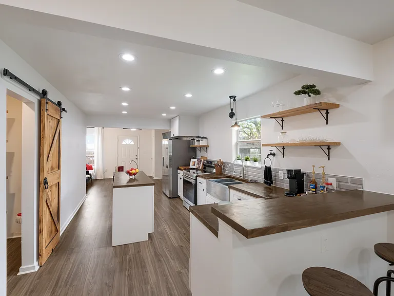 1318 Edison Dr — Photo 3