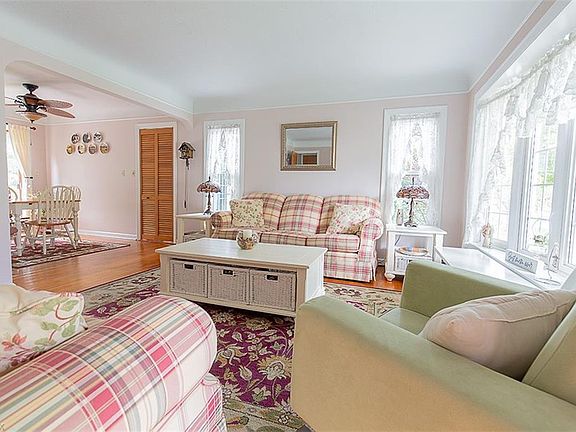 3rd image of 5898 Chestnut Hills Dr