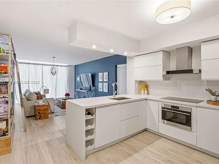31 SE 5th St #2410 — Photo 3
