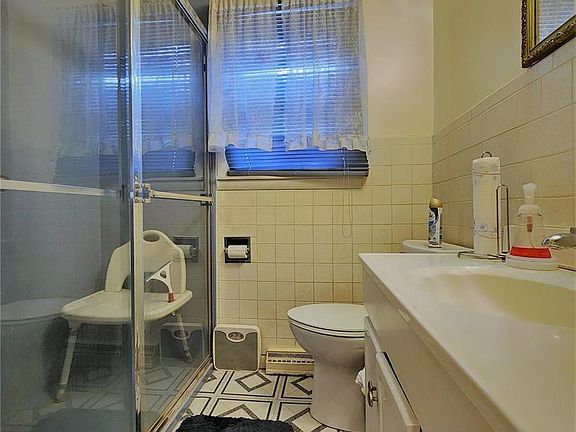 4th image of 209 Carver Dr