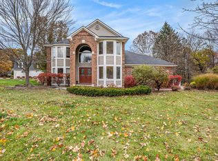 9610 Forest Ridge Dr, Clarkston, MI 48348