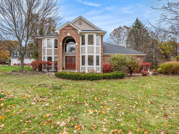 9610 Forest Ridge Dr, Clarkston, MI 48348