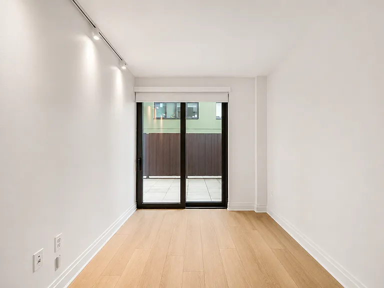 10-25 Jackson Ave #4E — Photo 8