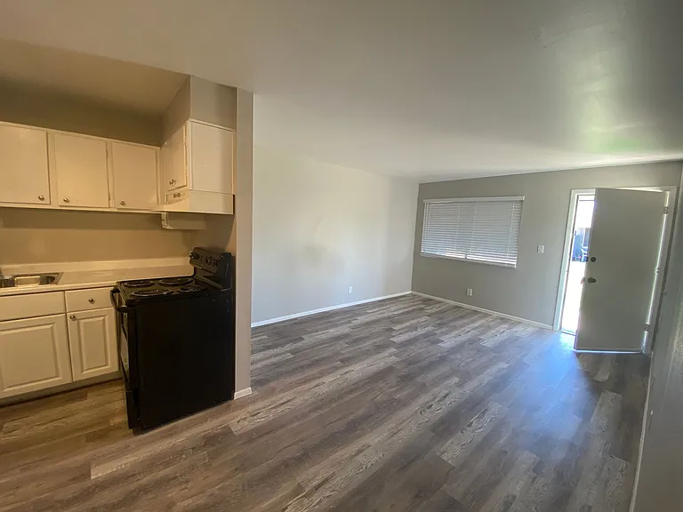 2414 W Devonshire Ave — Photo 39